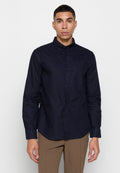 Navyblaues Button-Up-Hemd aus Baumwolle. Es verfügt über eine Brusttasche, lange Ärmel und ein schlankes Design mit einer glatten Textur.