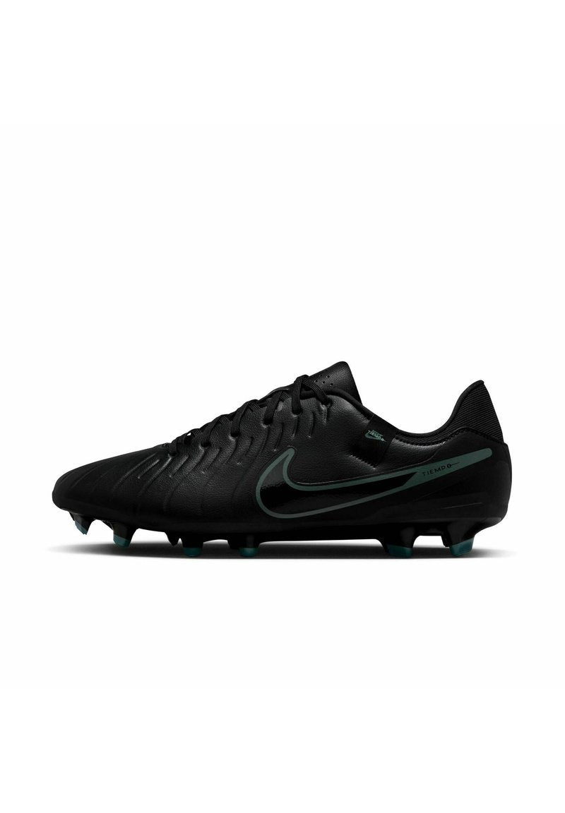 Schwarzer Fußballschuh mit Obermaterial aus strukturiertem Leder, versehen mit einem seitlichen Nike-Logo in dunkelgrün und konischen Stollen für Traktion.