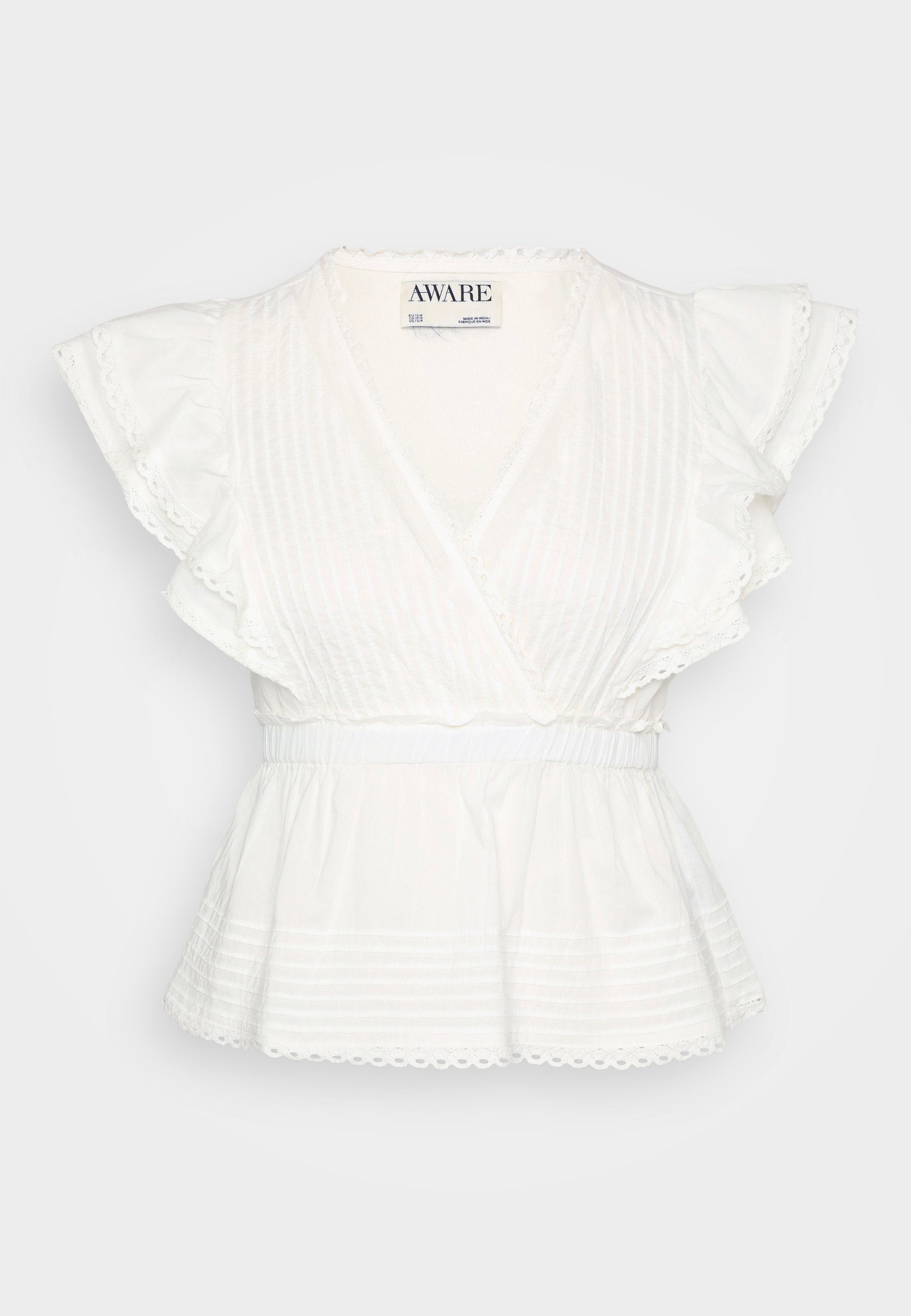 Weißes Peplum-Top mit gefransten Kurzärmeln, einem Wickeldesign, horizontalen Streifen, einem elastischen Taillenbund und gewellten Saumdetails.