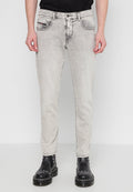 Hellegraue Jeans aus Denim, mit slim fit, Fünf-Taschen-Design und kontrastierenden Nähten, kombiniert mit schwarzen Kampfstiefeln.