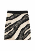 Strick-Minirock mit einem schwarz-weißen Zebra-Streifenmuster, weicher Textur und einem schwarzen Bund.