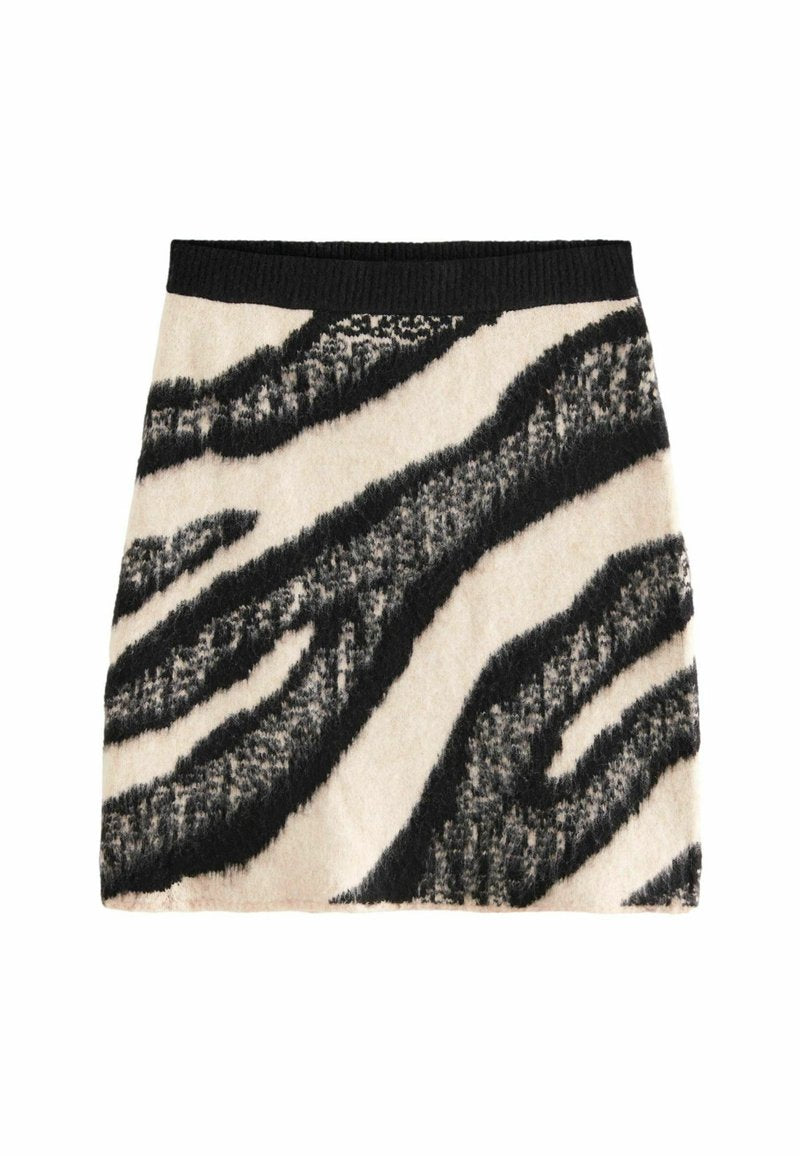 Strick-Minirock mit einem schwarz-weißen Zebra-Streifenmuster, weicher Textur und einem schwarzen Bund.