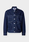 Dunkelblaue Jeansjacke mit weißen Nähten, fünf Metallknöpfen, zwei Brusttaschen und kleinem Flaggenlogo auf der linken Tasche.