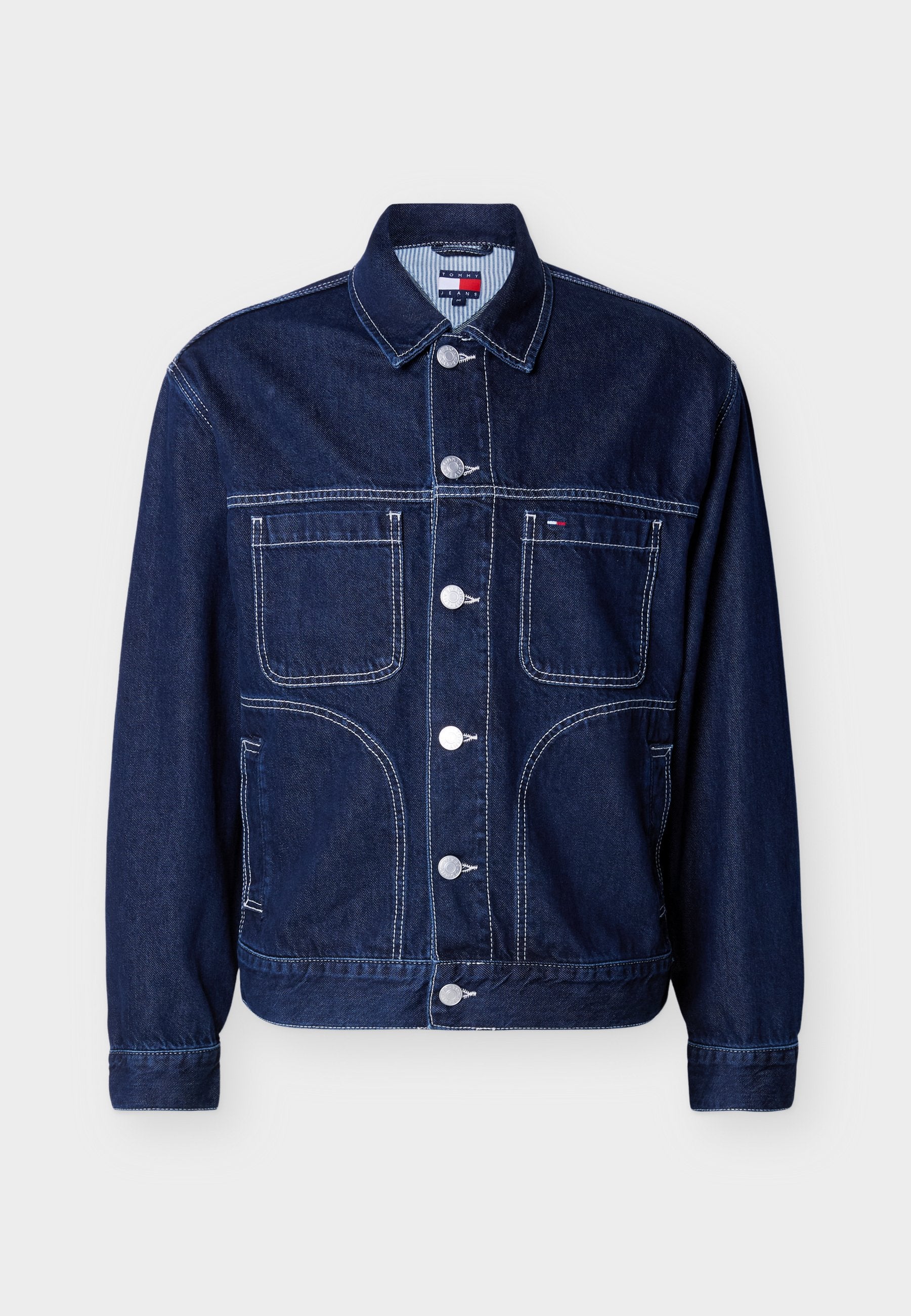 Dunkelblaue Jeansjacke mit weißen Nähten, fünf Metallknöpfen, zwei Brusttaschen und kleinem Flaggenlogo auf der linken Tasche.
