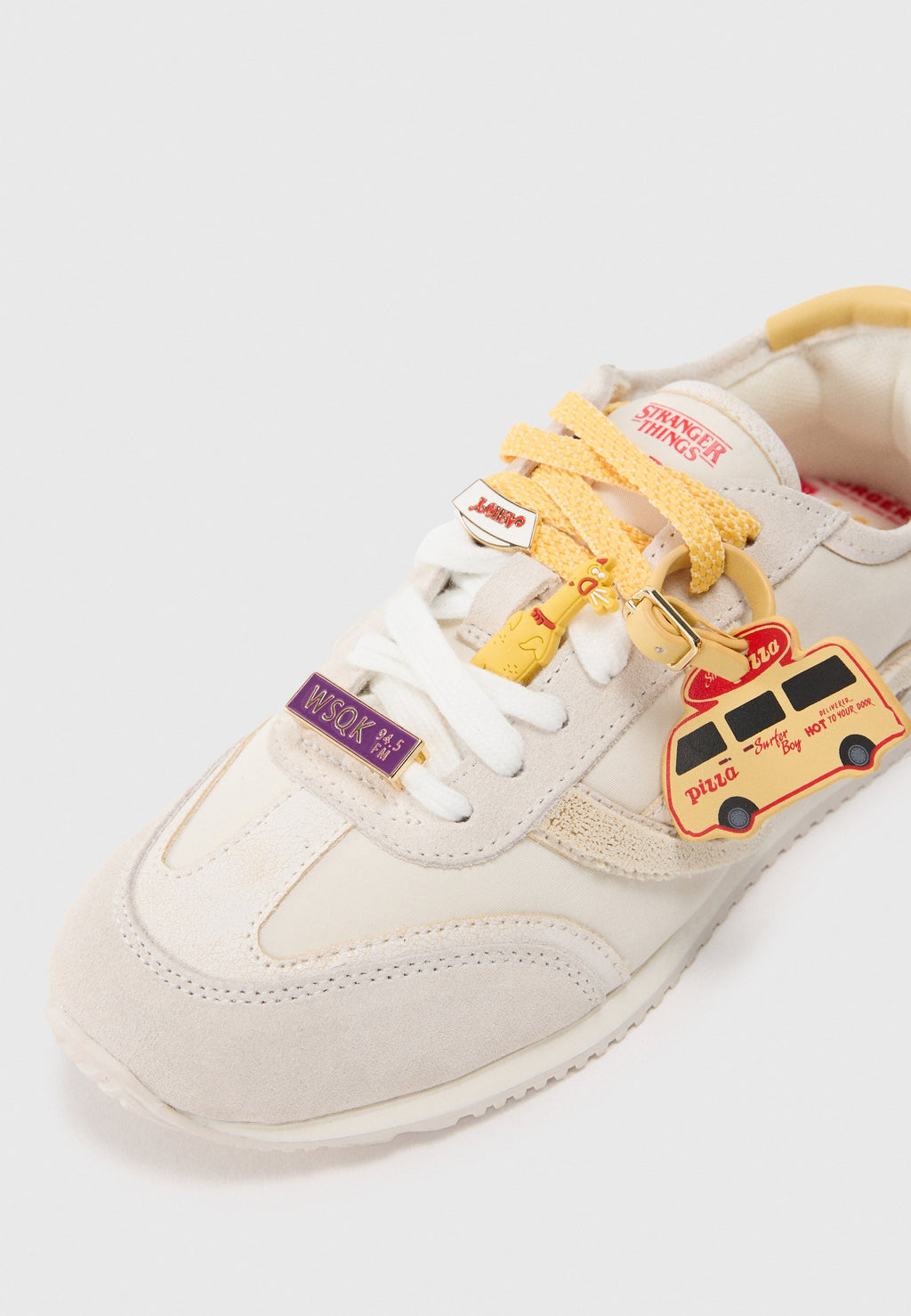 ALDO STRANGER THINGS PINEAPPLEPIZZA  PILLOW WALK
