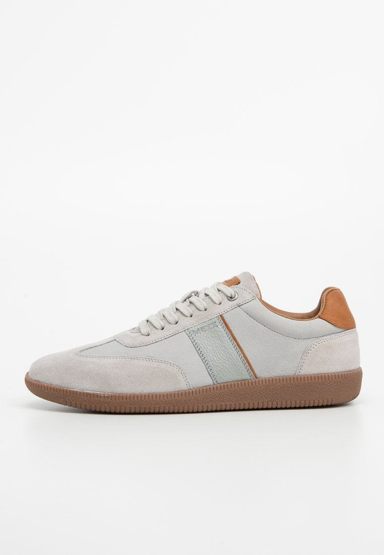 Hellgraue Wildledersneaker mit einem strukturierten mintgrünen Akzentstreifen und einer braunen Lederfersenlasche. Gummisohle mit Rillenmuster.