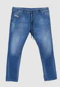 Blaue Jeans-Jogginghose mit elastischem Bund, Kordelzug, Fronttasche und einem verwaschenen Muster an den Oberschenkeln. Gerades Bein-Design.