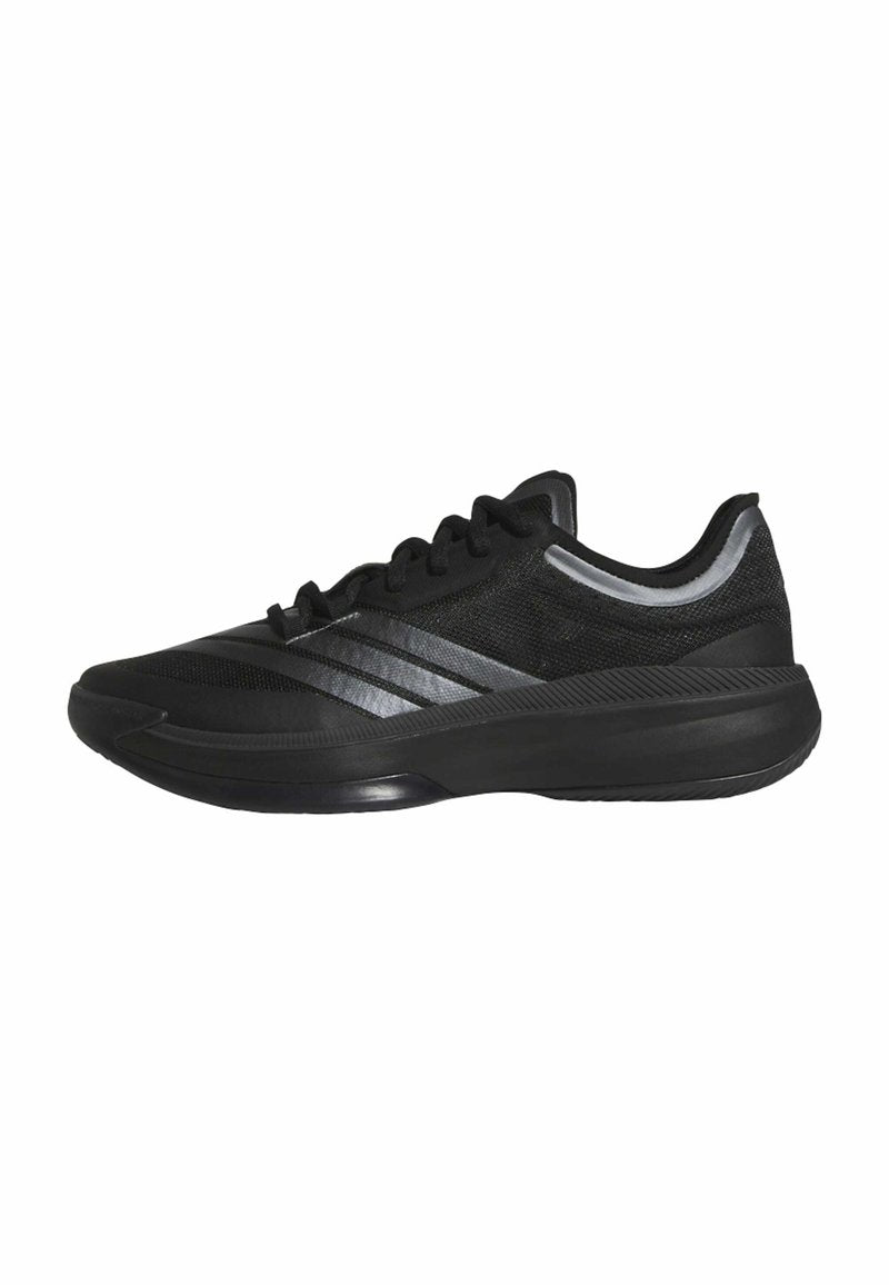 Schwarze Sportschuhe mit einer strukturierten Mesh-Oberfläche, die drei reflektierende graue Streifen und eine gepolsterte schwarze Sohle aufweisen.