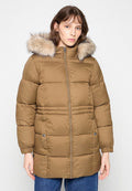 Beige Pufferjacke mit Reißverschluss vorne, abnehmbarem Kunstpelz-Kapuze, elastischen Bündchen und horizontalen Steppnähten, ausgestattet mit Vorderentaschen mit Druckknopfverschluss.