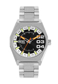 Silberne Diesel-Armbanduhr mit schwarzem Zifferblatt, großen Ziffern 02, 03, 04, orangefarbenen Stunden- und Minutenzeigern, leuchtenden Markierungen und strukturiertem Metallarmband.