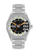 Silberne Diesel-Armbanduhr mit schwarzem Zifferblatt, großen Ziffern 02, 03, 04, orangefarbenen Stunden- und Minutenzeigern, leuchtenden Markierungen und strukturiertem Metallarmband.