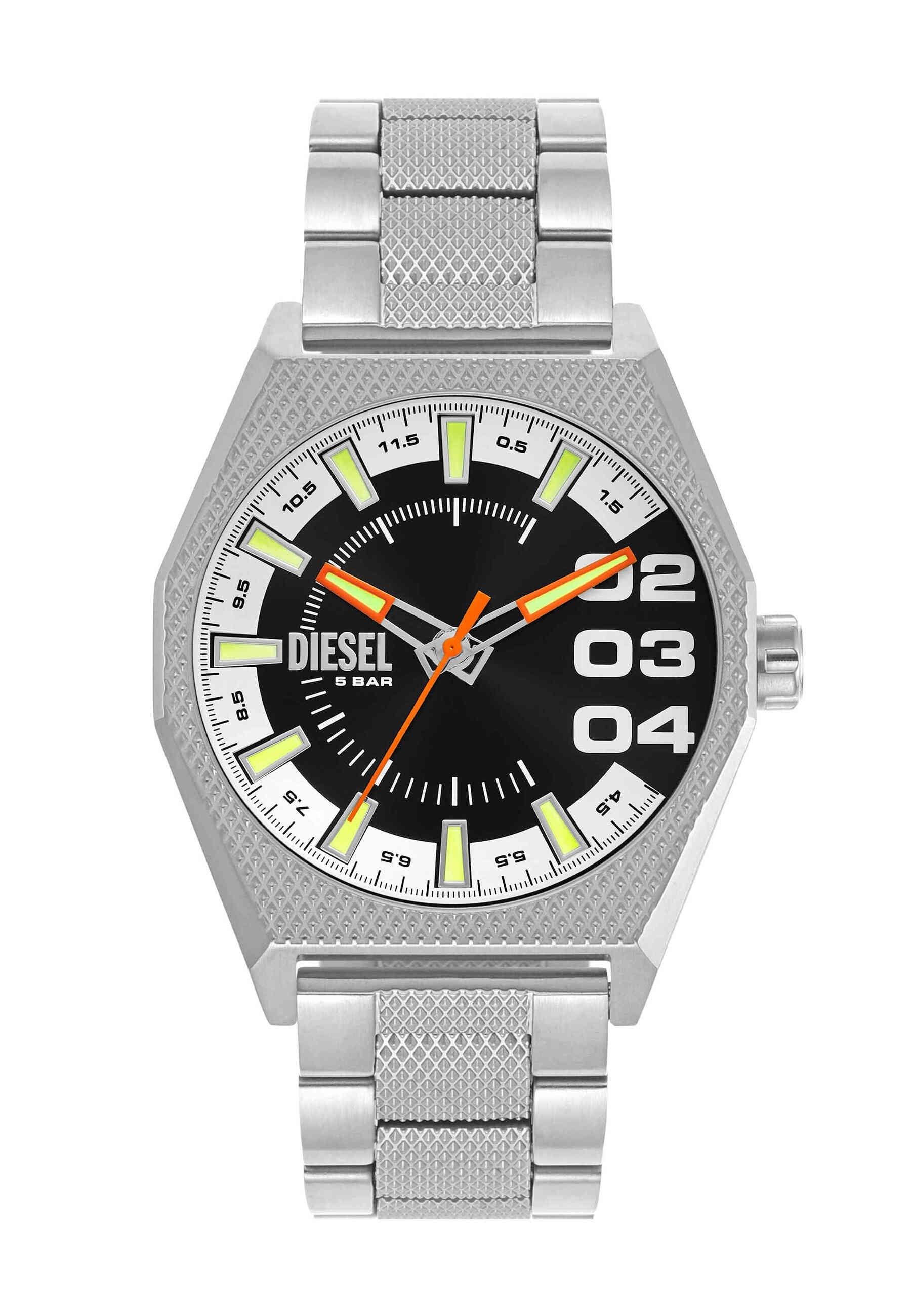 Silberne Diesel-Armbanduhr mit schwarzem Zifferblatt, großen Ziffern 02, 03, 04, orangefarbenen Stunden- und Minutenzeigern, leuchtenden Markierungen und strukturiertem Metallarmband.