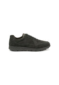 Dunkelgrau Wildleder Sneaker mit geschwungenem Design, texturierter Oberfläche, runder Zehenpartie und Schnürverschluss. Verfügt über eine Gummisohle mit Grip-Mustern.