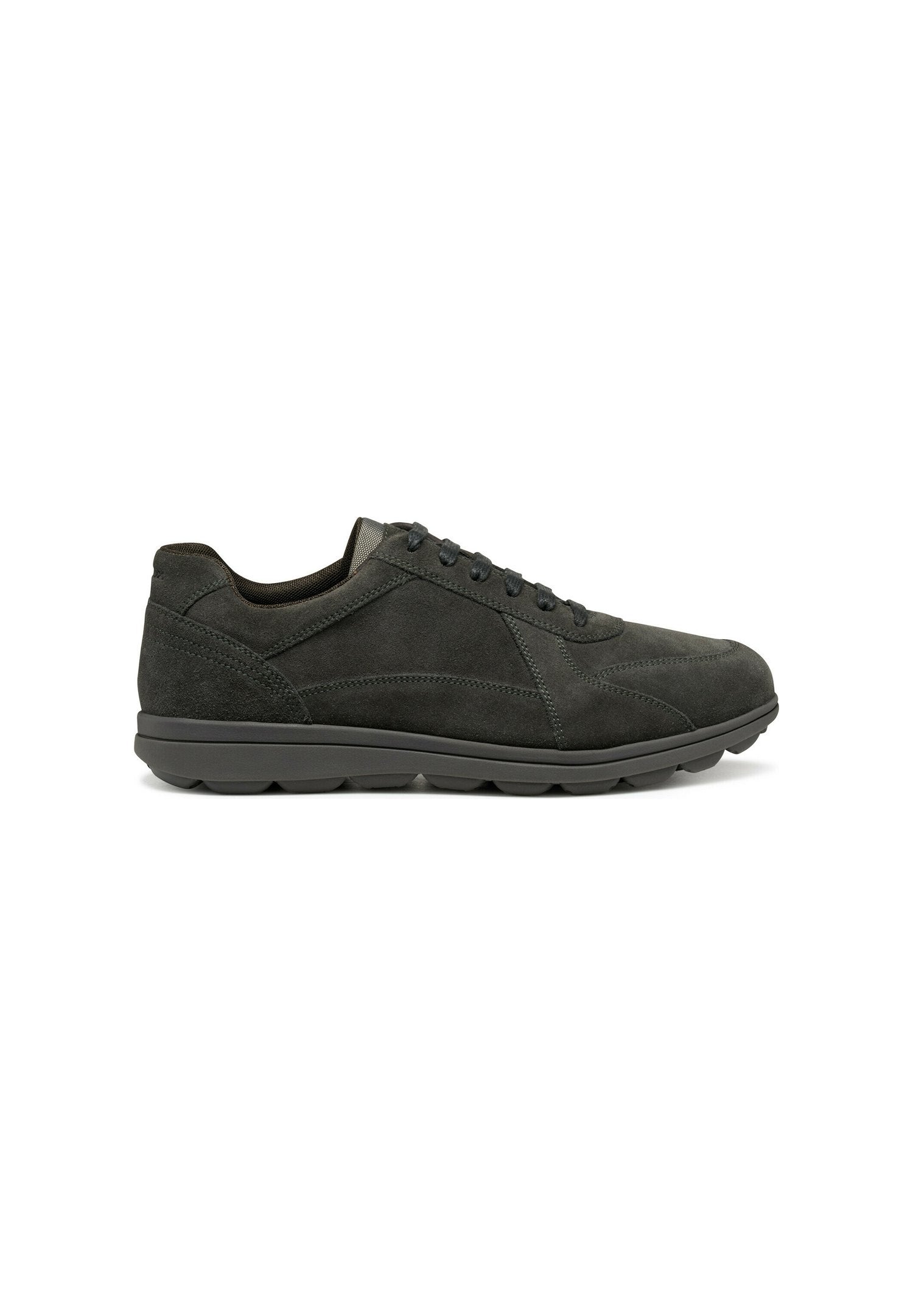 Dunkelgrau Wildleder Sneaker mit geschwungenem Design, texturierter Oberfläche, runder Zehenpartie und Schnürverschluss. Verfügt über eine Gummisohle mit Grip-Mustern.