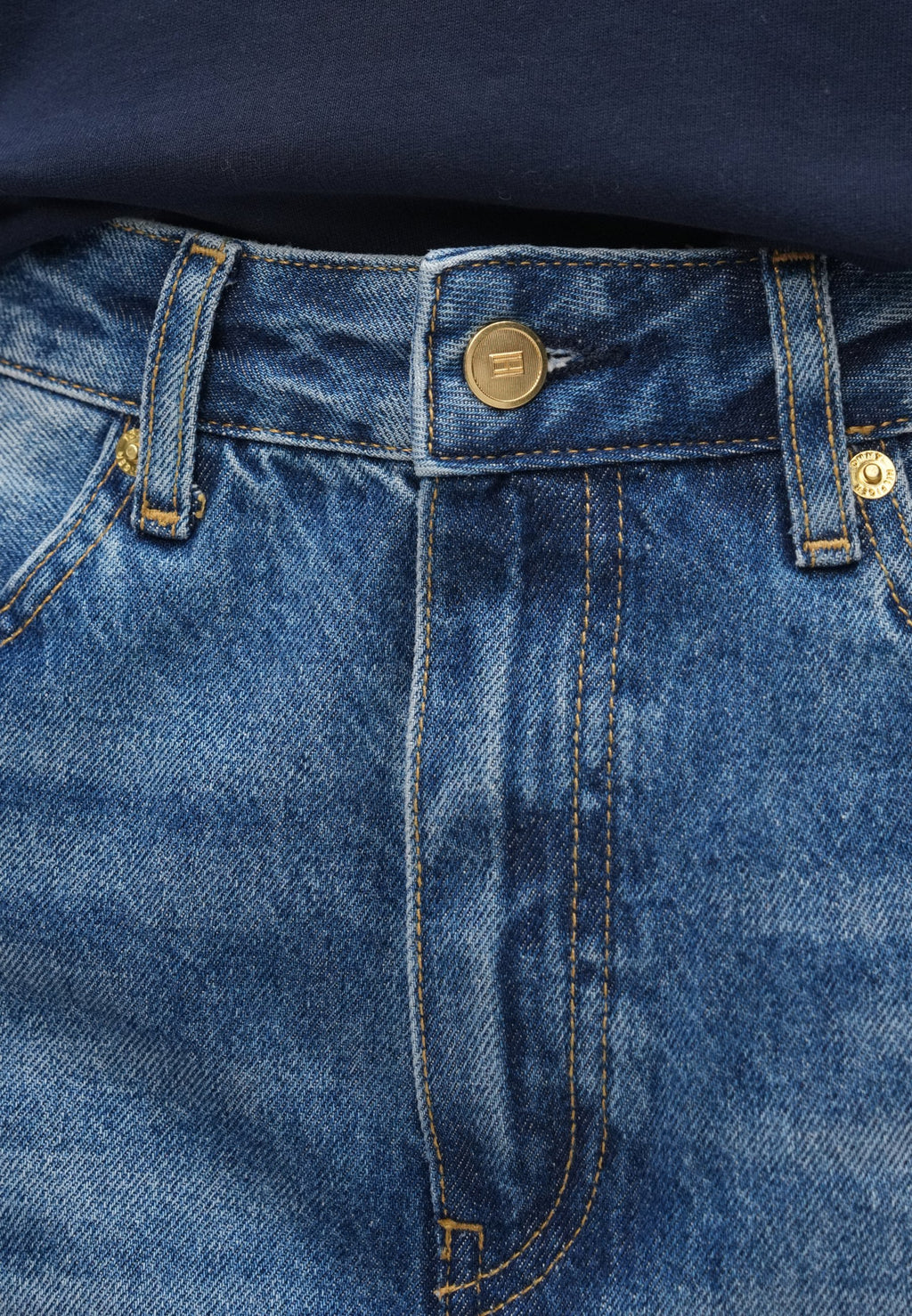 MID RISE TAPERED BARREL LEG JEANS Media 6