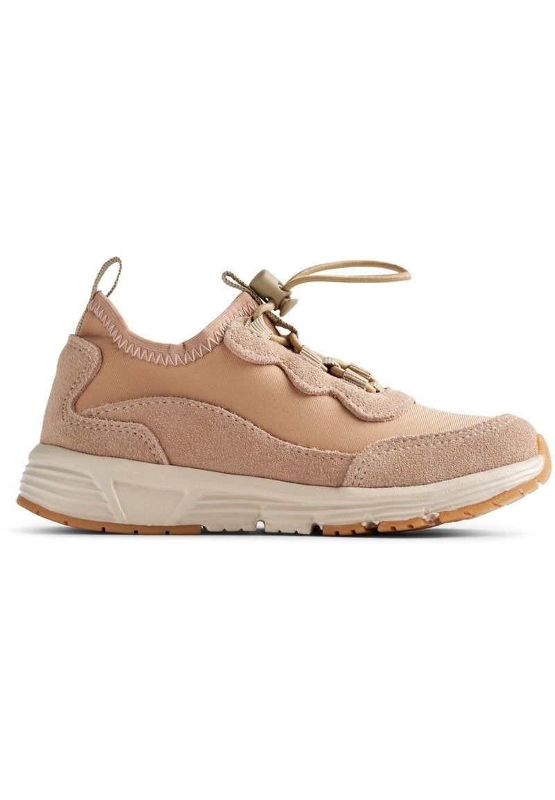 Rosa Sportschuh mit glattem Obermaterial und Wildlederakzenten, elastischen Schnürsenkeln, gepolstertem Kragen und einer strukturierten Gummisohle.