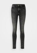 Skinny Jeans aus verwittertem schwarzem Denim, mit hoher Taille, schmalem Schnitt, fünf Taschen und ausgefranstem Saum an den Knöcheln.