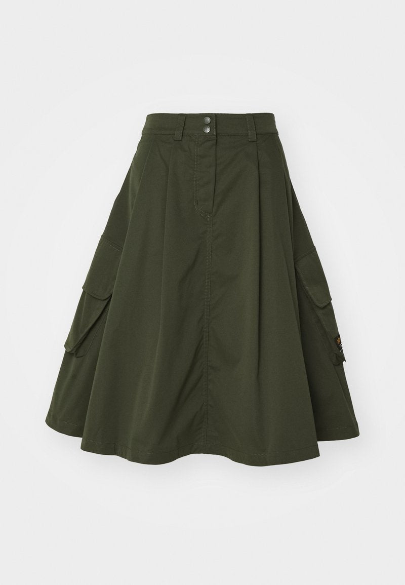 Olivgrüner A-Linien-Rock aus strapazierfähigem Stoff, mit hoher Taille, zwei seitlichen Taschen und einem ausgestellten Design mit glatter Textur.