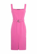 Fuchsia ärmelloses Kleid mit quadratischem Ausschnitt, tailliert mit einem runden Schnallen-Gürtel und einem Frontschlitz, aus glattem Stoff gefertigt.