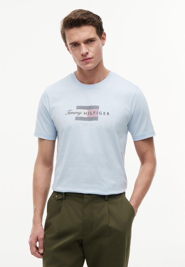 Tommy Hilfiger SCRIPT FLAG REGULAR TEE  BRAND LOVE - Print T-shirt - breezy blue