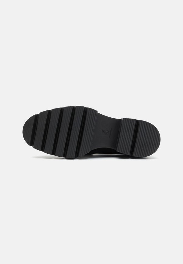 Stuart Weitzman NOLITA TASSEL LOAFER
