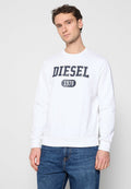 Weißer Sweatshirt mit gerippten Bündchen und Saum, mit einem marineblauen aufgedruckten Logo "DIESEL 1978" auf der Vorderseite. Kombiniert mit blauen Jeans.