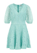Ein hellmintgrünes Spitzenkleid mit V-Ausschnitt, Puffärmel, tailliertem Schnitt und weitem Rock, das durch filigrane Spitzenmuster besticht.