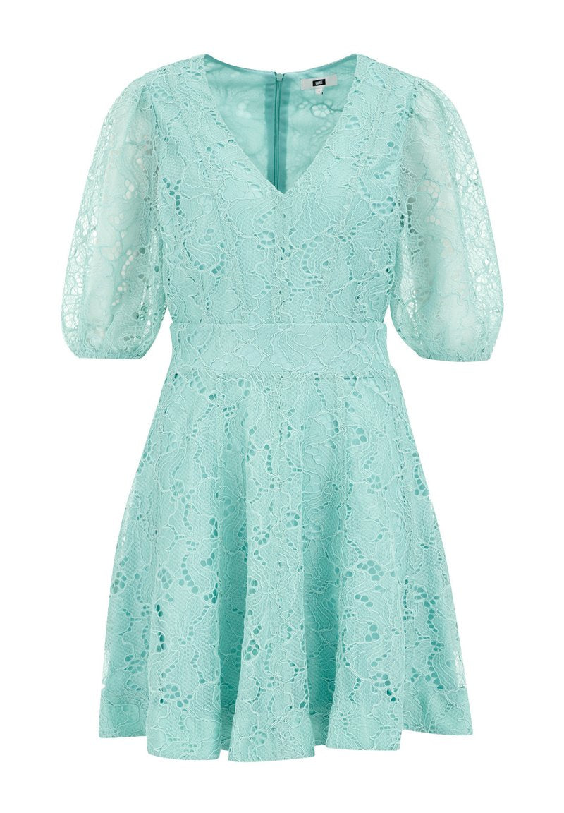 Ein hellmintgrünes Spitzenkleid mit V-Ausschnitt, Puffärmel, tailliertem Schnitt und weitem Rock, das durch filigrane Spitzenmuster besticht.