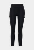 Schwarze Leggings mit hohem Bund, die kontrastierende Einsätze, Taschen und eine glatte, dehnbare Textur aufweisen. Geeignet für aktive Kleidung.