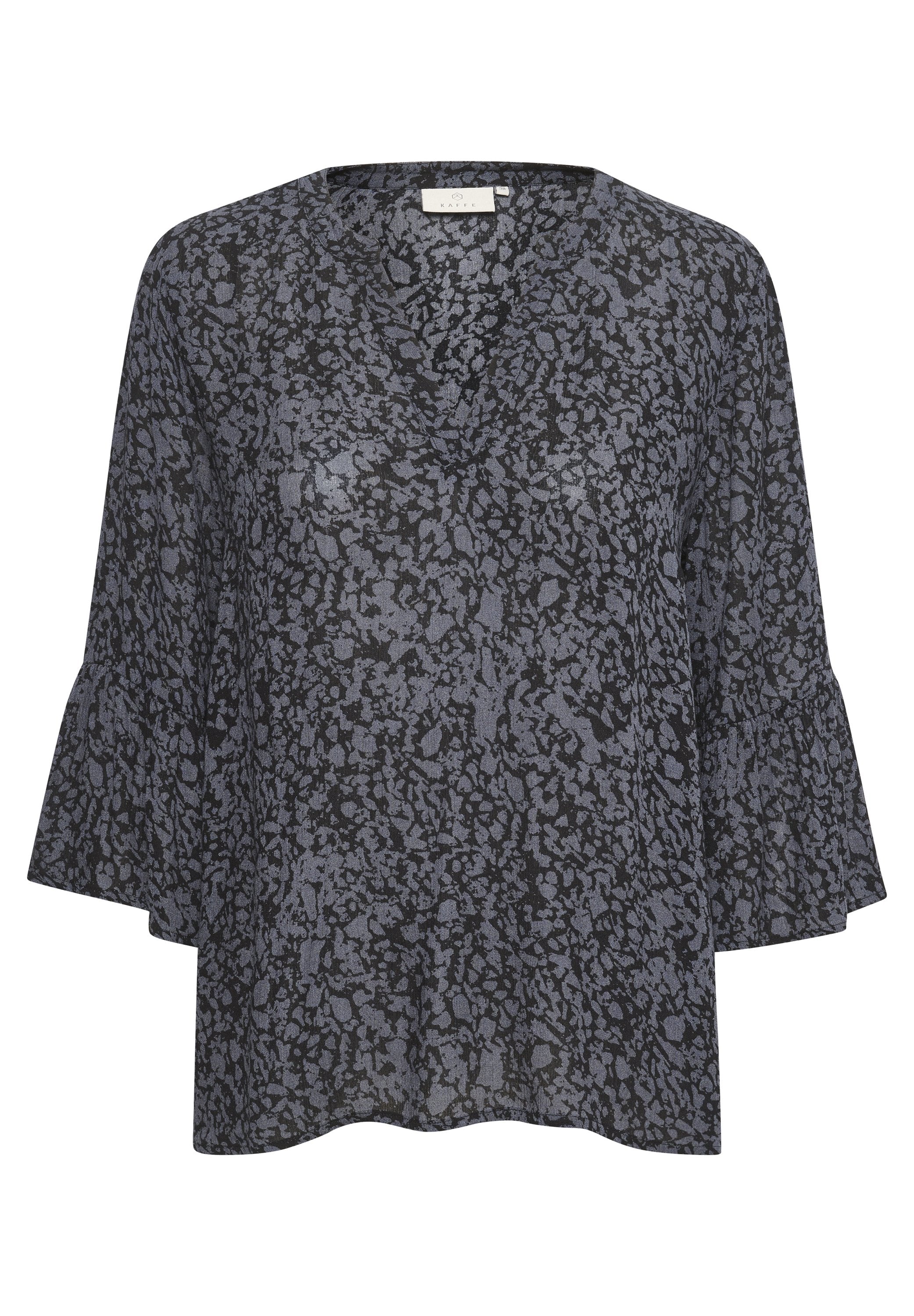 Dunkelblaue Bluse mit V-Ausschnitt, die ein strukturiertes, abstraktes Muster in helleren Farbtönen aufweist. Ausgestellte Ärmel verleihen ein markantes Designelement.
