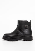 Schwarzer Leder-Ankle-Boot mit einer Schnallenakzentuierung, runder Zehenform, dicker Sohle und strukturiertem Finish. Die Designs verfügen über ein glattes Obermaterial und eine robuste Verarbeitung.