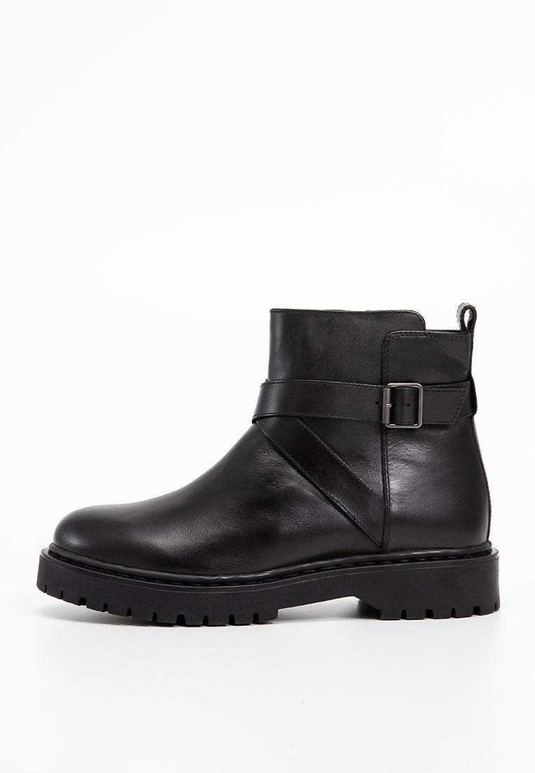 Schwarzer Leder-Ankle-Boot mit einer Schnallenakzentuierung, runder Zehenform, dicker Sohle und strukturiertem Finish. Die Designs verfügen über ein glattes Obermaterial und eine robuste Verarbeitung.
