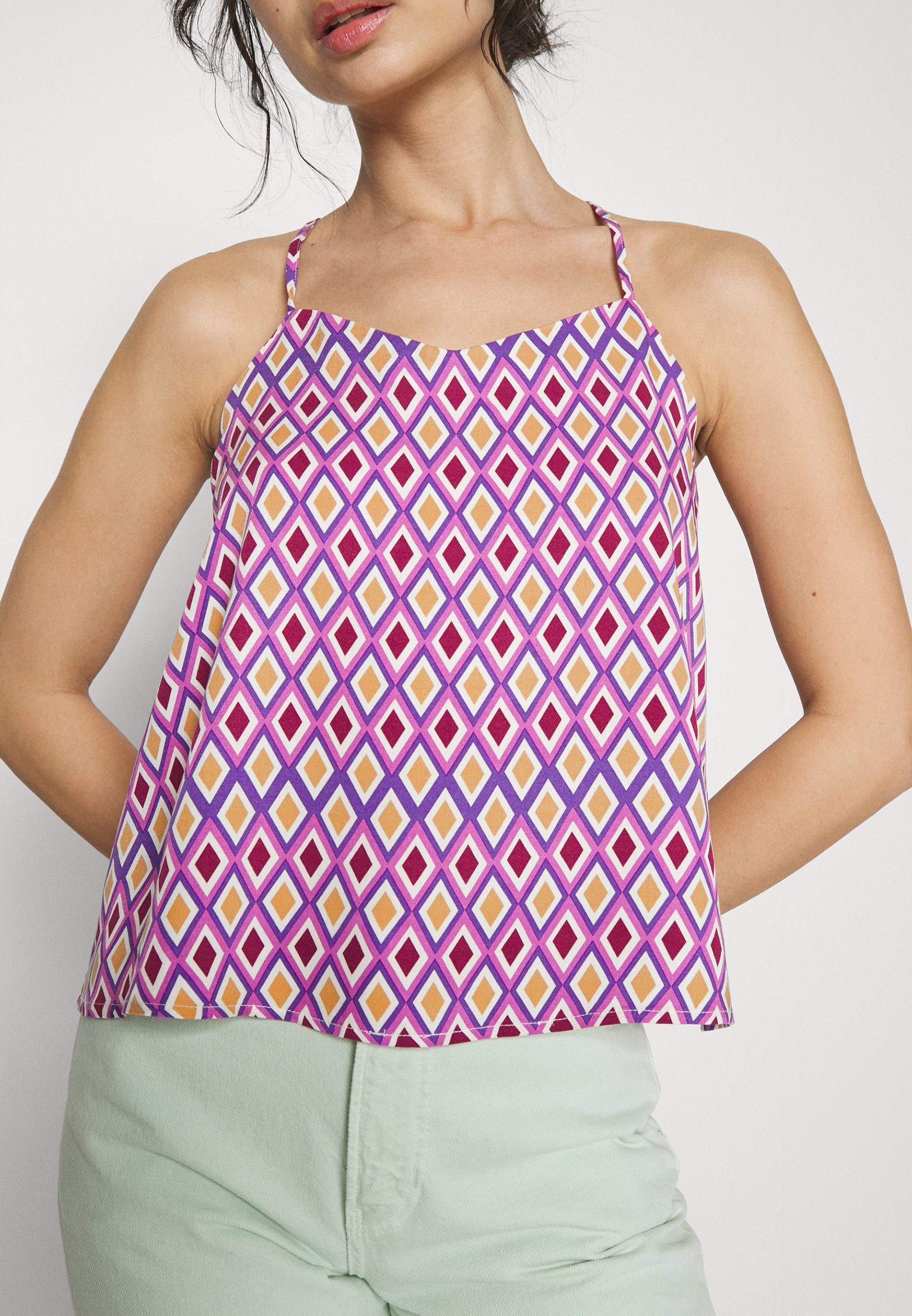 ONLY Petite ONLALMA LIFE VIS CYRUS SINGLET