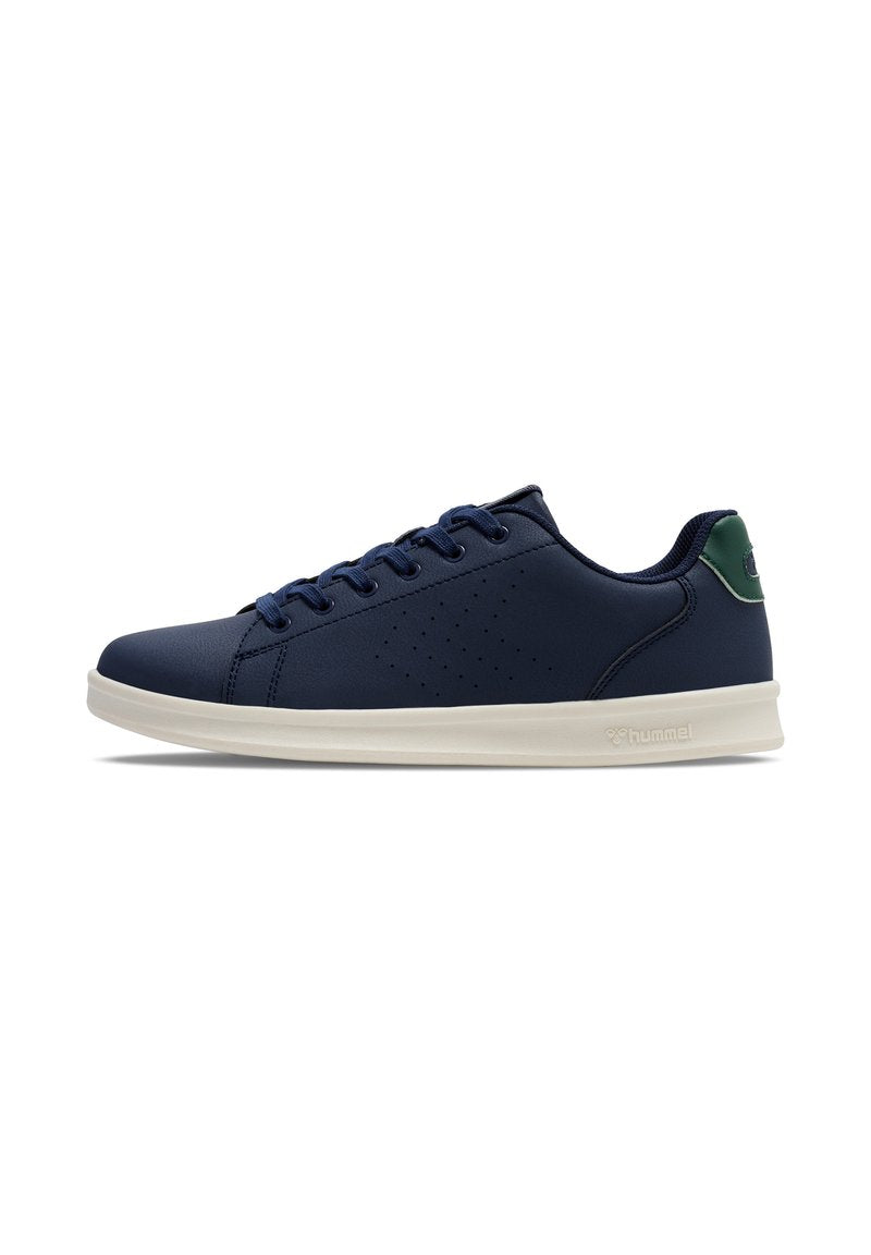 Seehringblaue Sneaker aus synthetischem Material mit durchbrochenem Design, weißer Gummisohle und grünem Akzent an der Ferse. Verfügt über ein Schnürsystem.