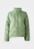 Hellgrüne Pufferjacke mit hohem Kragen, Reißverschluss und genähten Nähten. Mit Logo auf der Brust und glatter, glänzender Stoffoberfläche.