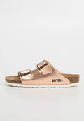 Zwei-Riemen-Sandalen mit einem strukturierten roségoldenen Obermaterial und Korkfußbett. Mit weißer Sohle und Markenlogo an der Seite.