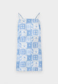 Himmelblaues ärmelloses Kleid mit quadratischem Patchwork-Design, das florale und Muschelmuster zeigt, verstellbaren Schulterträgern und geradem Saum.
