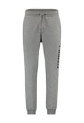 Graue Sweatpants aus weichem Baumwollstoff, mit einem Kordelzugbund, schmal zulaufenden Beinen und einem schwarzen Logo auf der linken Seite.