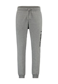Graue Sweatpants aus weichem Baumwollstoff, mit einem Kordelzugbund, schmal zulaufenden Beinen und einem schwarzen Logo auf der linken Seite.