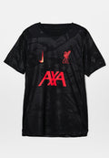 Schwarzes kurzärmliges Trikot mit Rundhalsausschnitt, das ein dezentes Muster, den roten Nike-Swoosh, das Wappen von Liverpool FC und das rote "AXA"-Logo aufweist.