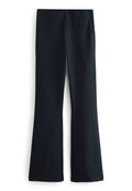 Schwarz ausgestellte Hose aus weichem, dehnbarem Material; hat eine glatte Textur und einen elastischen Bund ohne sichtbare Beschläge oder Verzierungen.