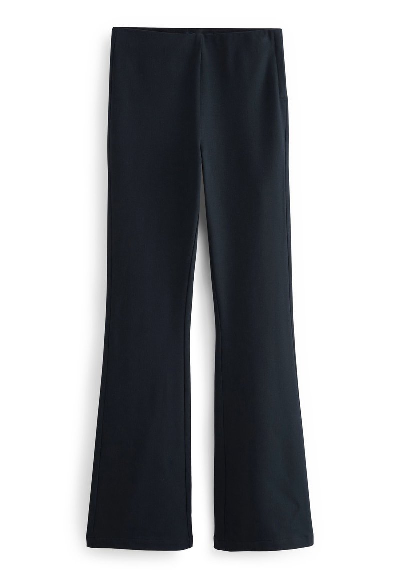 Schwarz ausgestellte Hose aus weichem, dehnbarem Material; hat eine glatte Textur und einen elastischen Bund ohne sichtbare Beschläge oder Verzierungen.