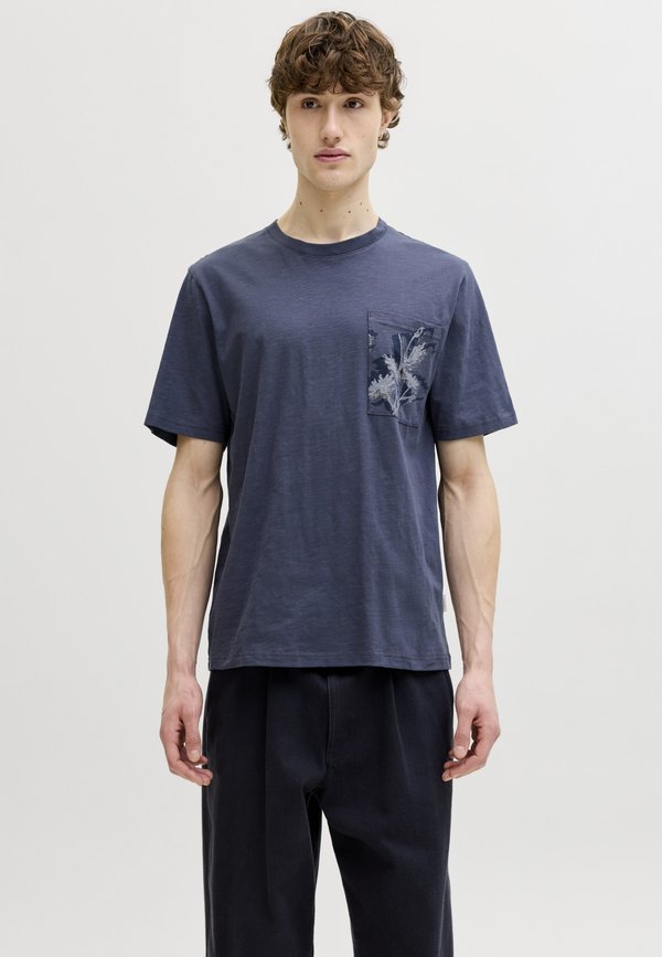 Jack & Jones JORMONTAUK POCKET TEE - Print T-shirt - odyssey gray
