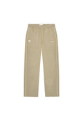 Hellbeige Jogginghose mit weicher Textur, ausgestattet mit einem Kordelzug am Bund, weißen Seitenstreifen und besticktem Logo.