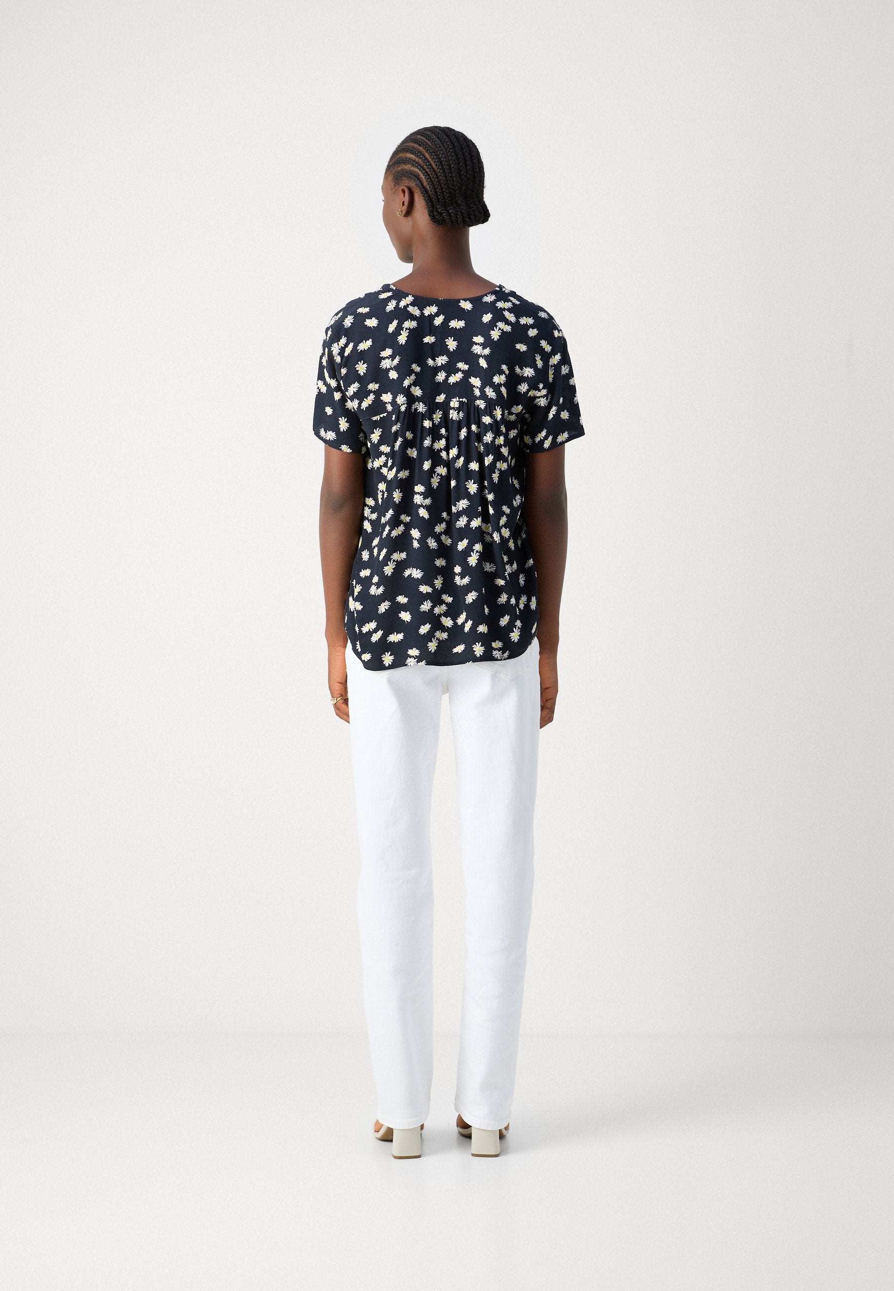 V NECK Media 5