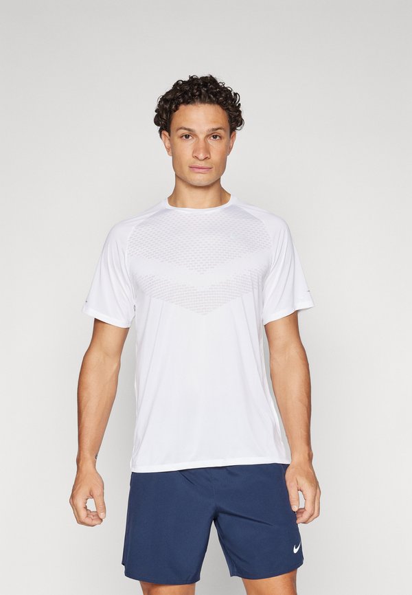 Nike Performance STRIDE - Sports T-shirt - white/reflective silver