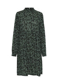 Grünes Kleid mit langen Ärmeln, hohem Kragen und abstraktem schwarzen Muster. Hergestellt aus weichem Stoff, mit einer lockeren, A-Linien Silhouette.