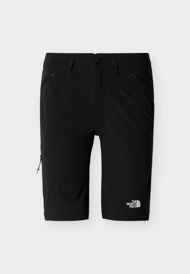 Schwarze Shorts aus leichtem Stoff, mit Reißverschlusstaschen, Knopfverschluss und einem kleinen weißen Logo am unteren linken Bein.
