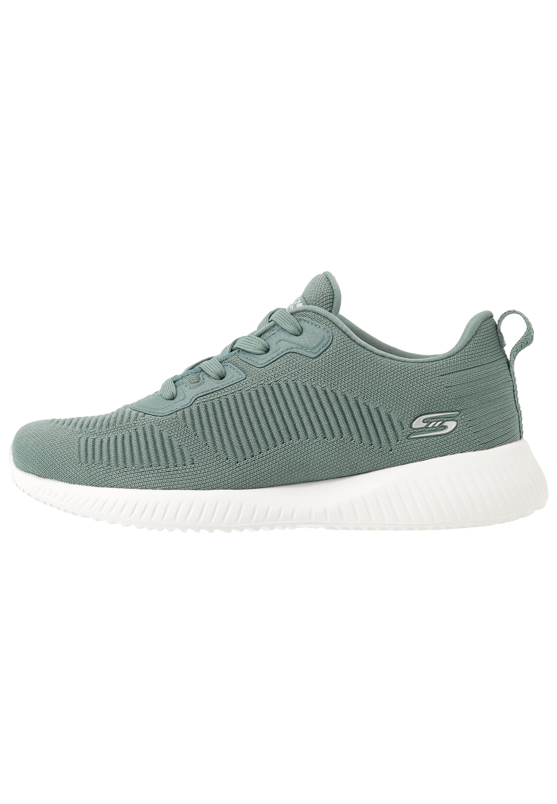 Hellgrüner Sportschuh mit einer strukturierten Mesh-Oberfläche und einer weißen Gummisohle, ausgestattet mit einem Schnürdesign und einem Akzentlogo an der Seite.