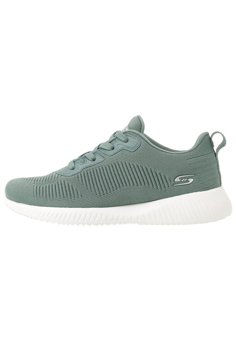 Hellgrüner Sportschuh mit einer strukturierten Mesh-Oberfläche und einer weißen Gummisohle, ausgestattet mit einem Schnürdesign und einem Akzentlogo an der Seite.
